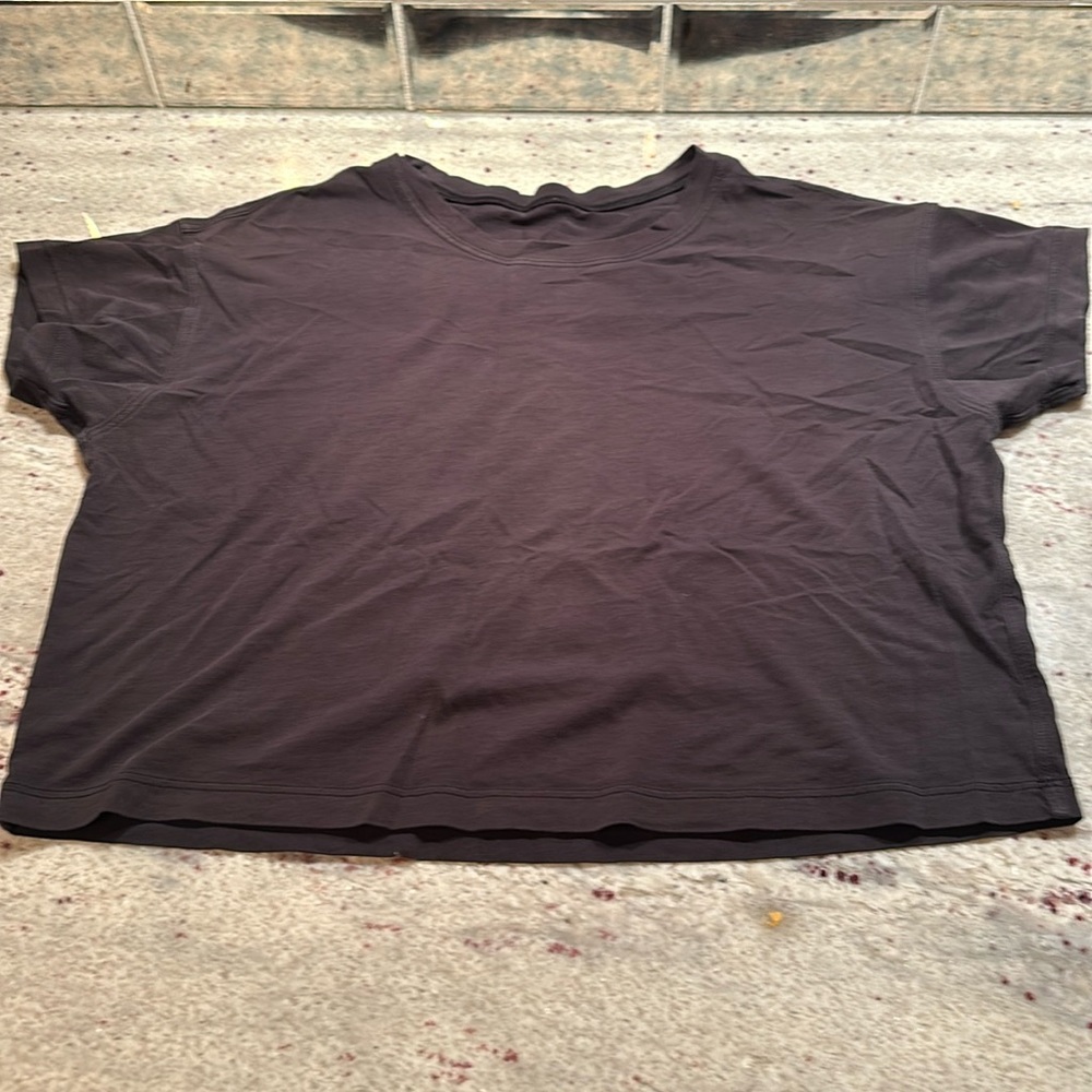 Women’s lululemon cropped black tee
